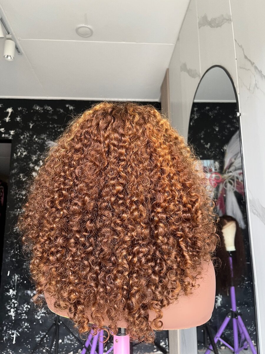 Perruque bouclée marron volumineuse