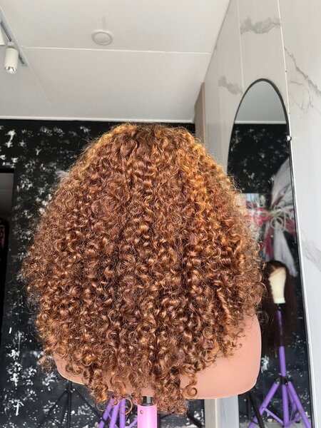 Perruque bouclée marron volumineuse