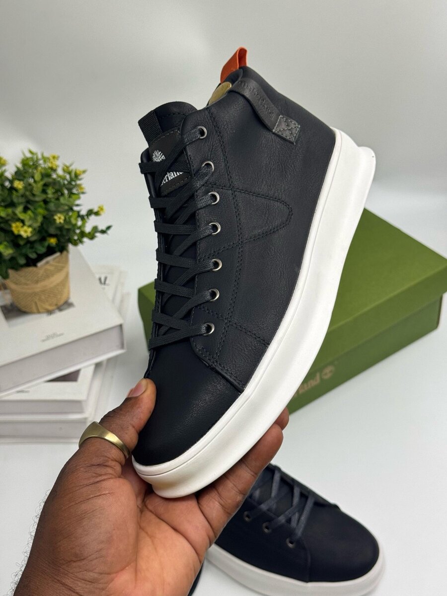 TIMBERLAND BLACK AND WHITE