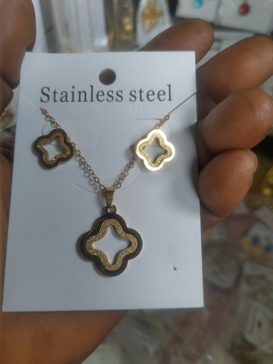 Chaine et boucles d'oreilles.