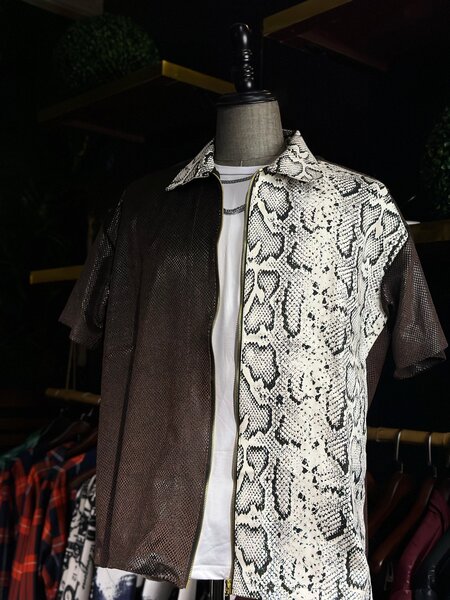 Chemise à motif serpent