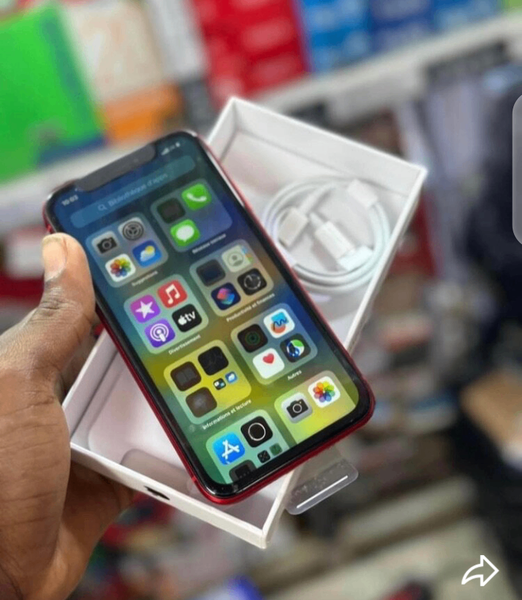 iPhone rouge avec accessoires