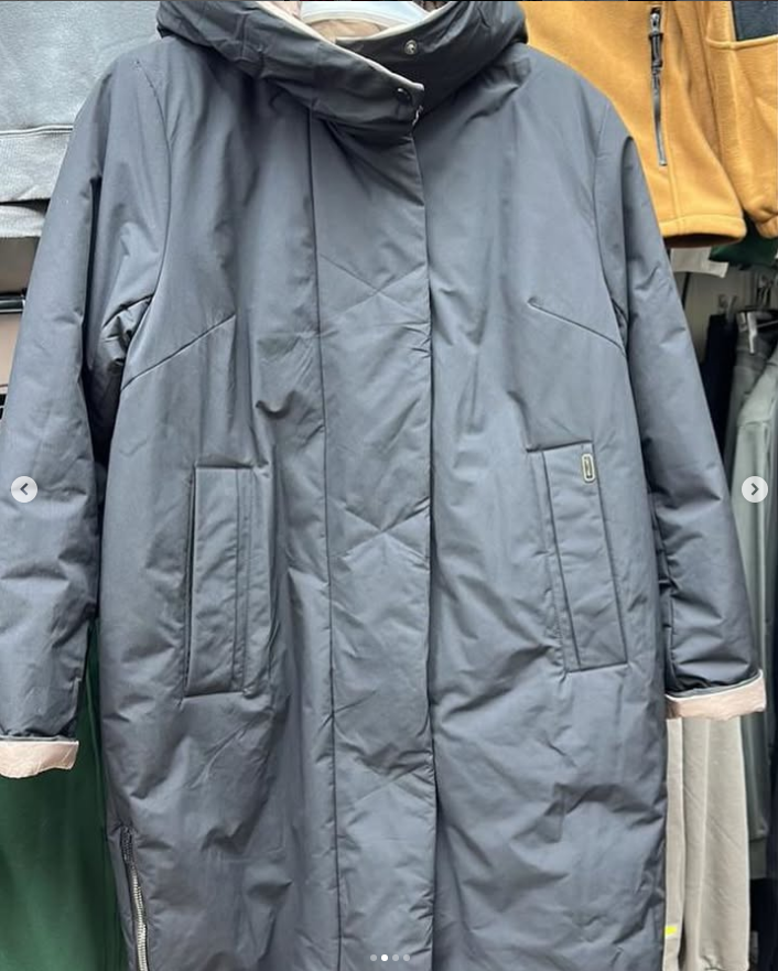 Темно-синяя женская куртка 