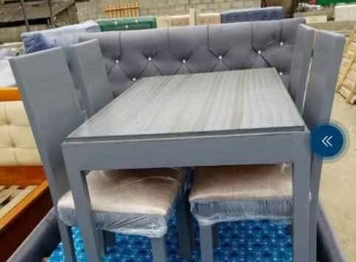 Ensemble table et chaises élégantes