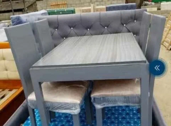 Ensemble table et chaises élégantes