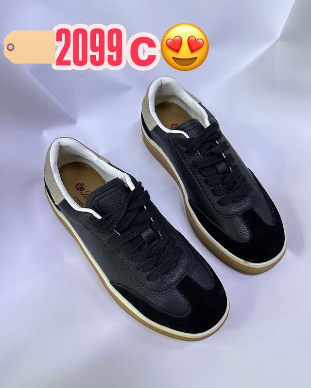 Кроссовки черная