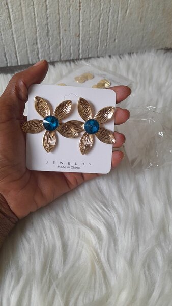 Boucles d'oreilles dorées élégantes