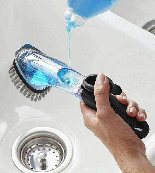 Brosse à récurer avec réservoir