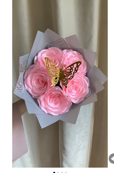 Bouquet de roses en savon avec papillon