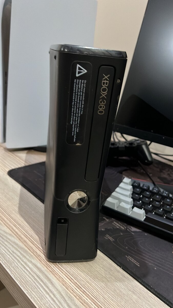 Xbox 360 Slim ( With games, and extra Accessories )