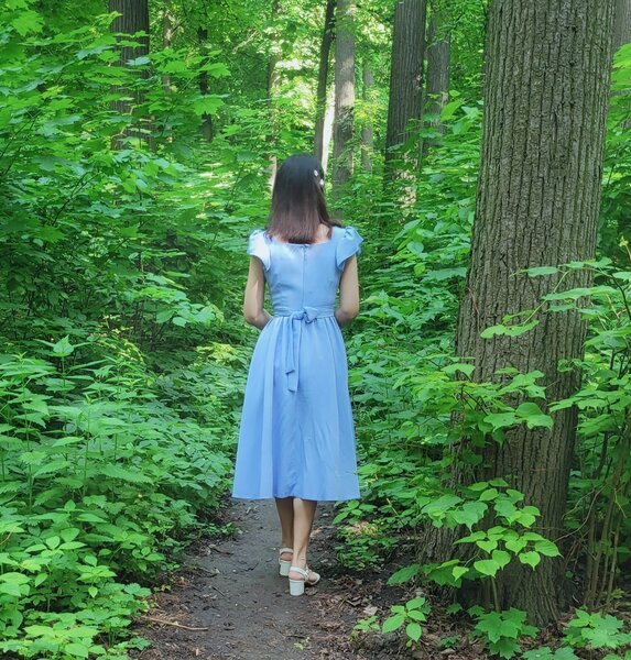 Голубое платье