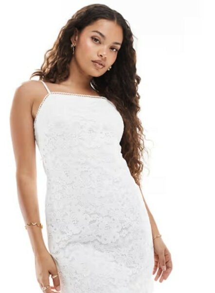 Robe Dentelle Blanche Élégante