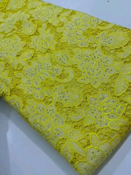 Tissu en dentelle jaune floral
