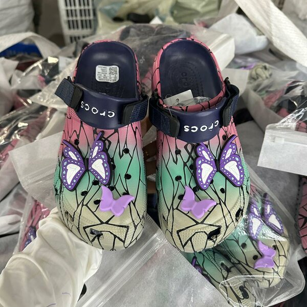 Crocs papillon colorés