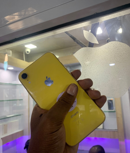 iPhone jaune brillant