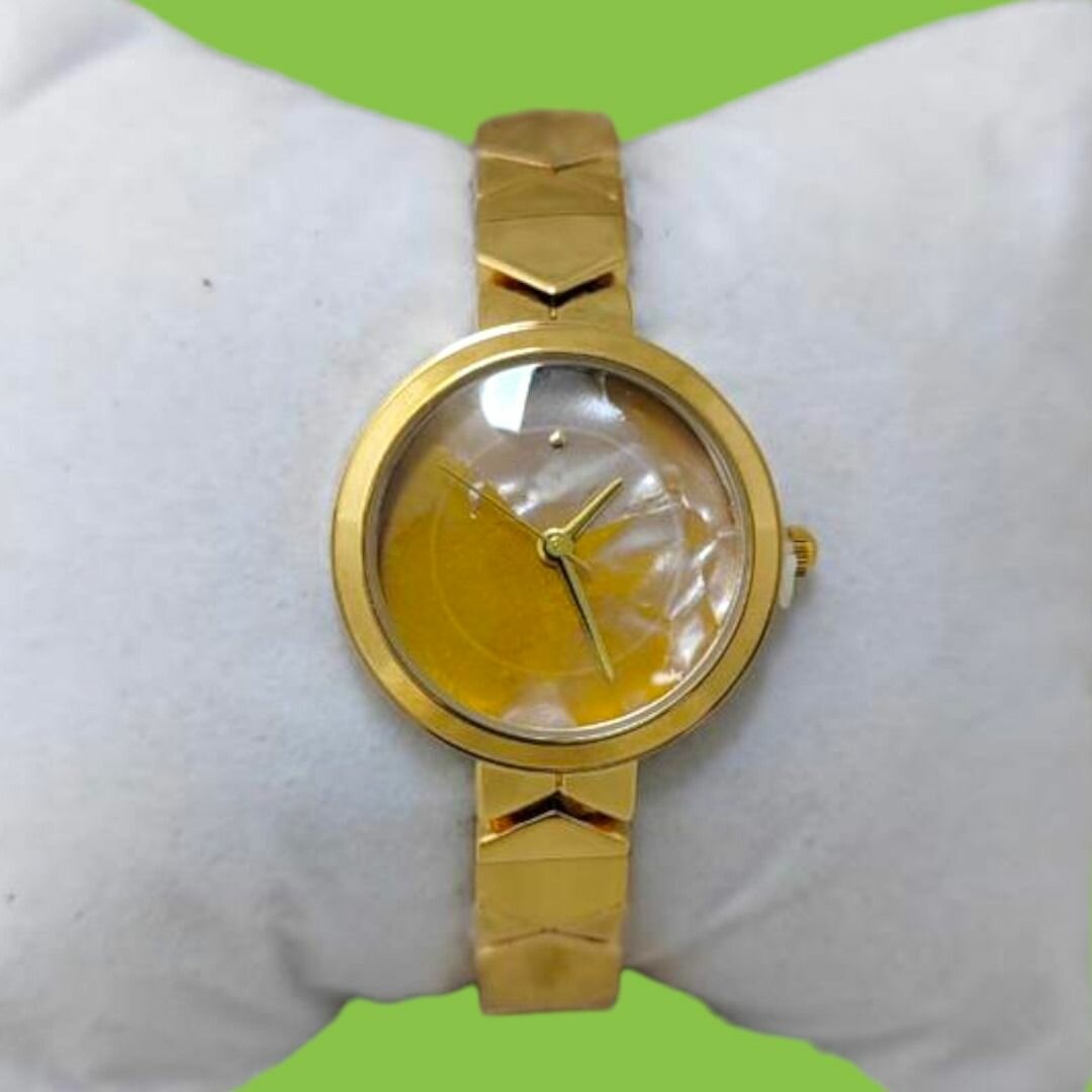 Montre dorée élégante pour femmes