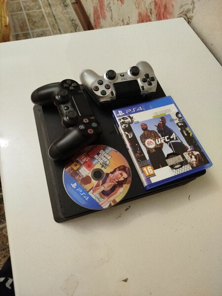 Playstation 4 slim