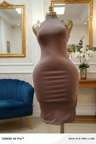 Robe moulante marron col perlé S