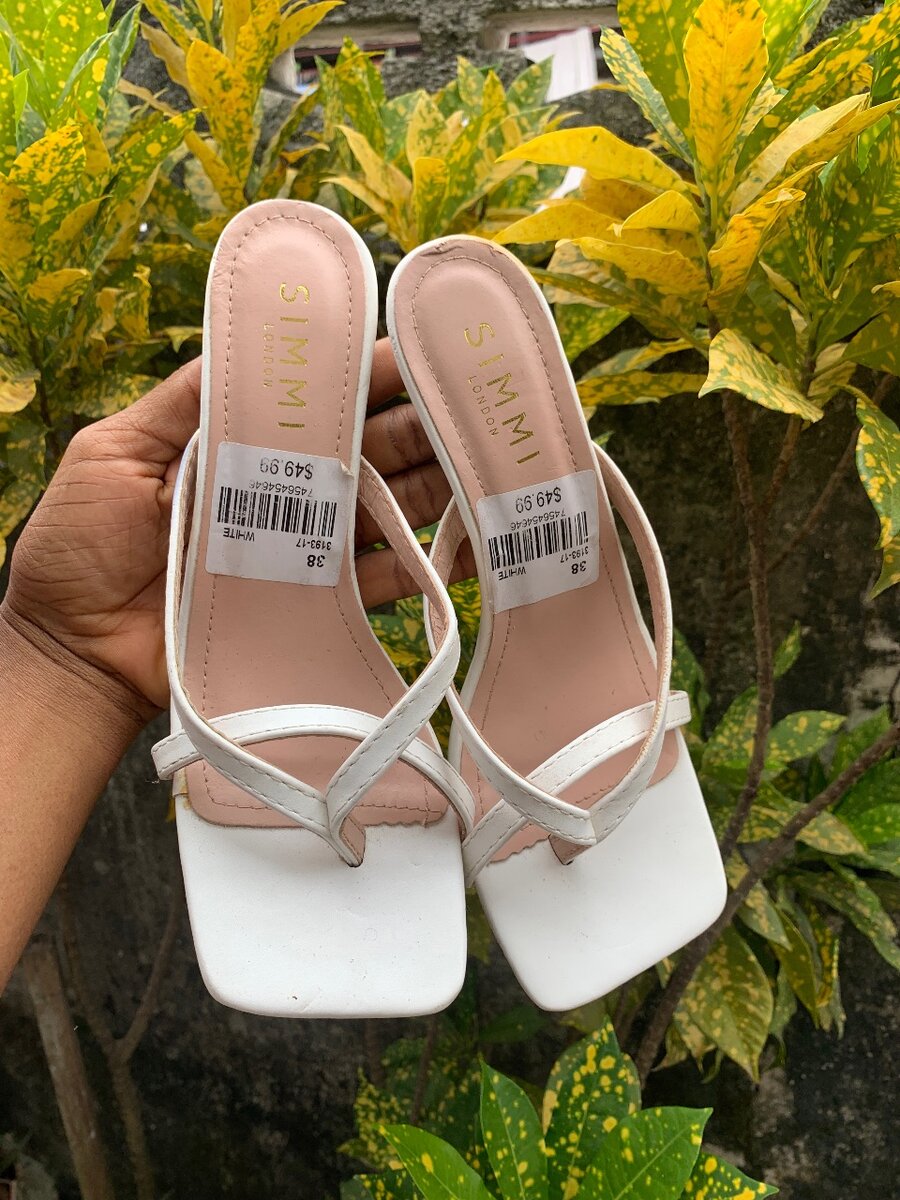 Sandales à talon blanc élégantes