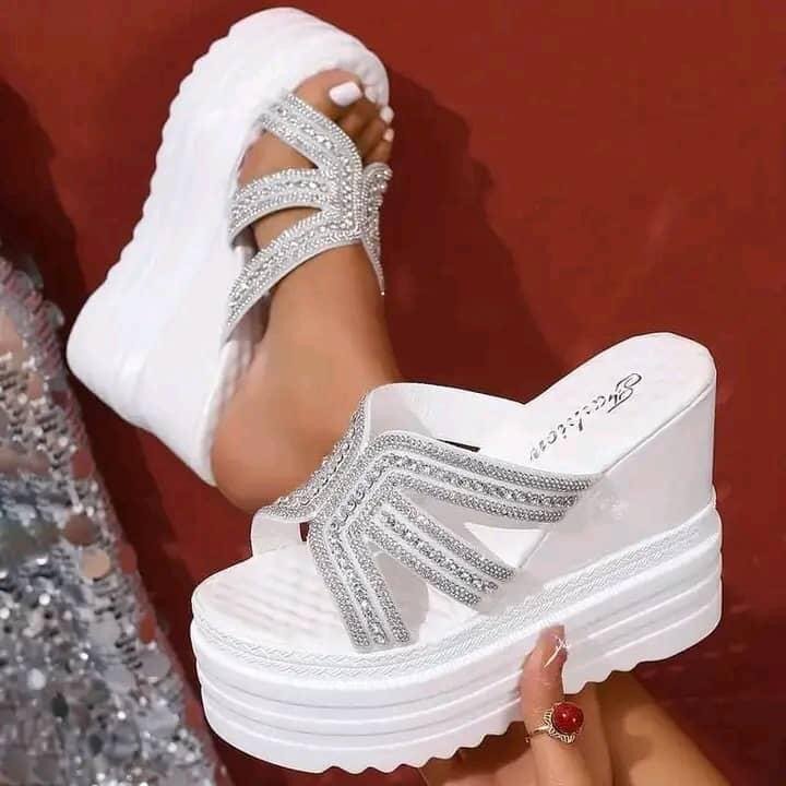 Sandales à talons compensés