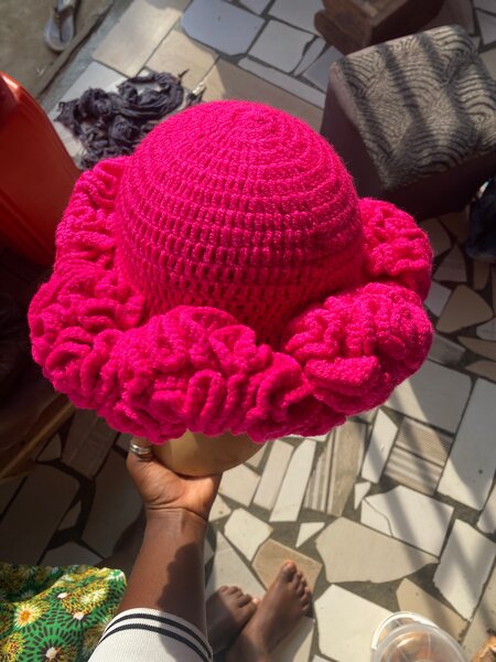 Chapeau crocheté rose vif