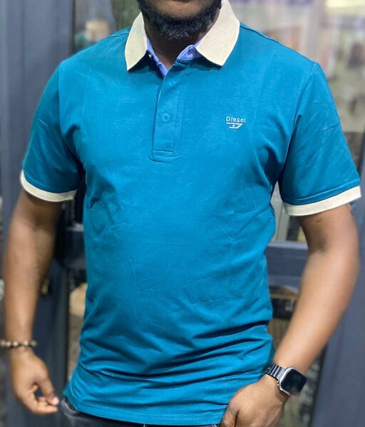 Polo bleu à col contrastant