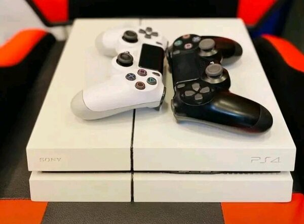 Console Sony PS4 avec manettes