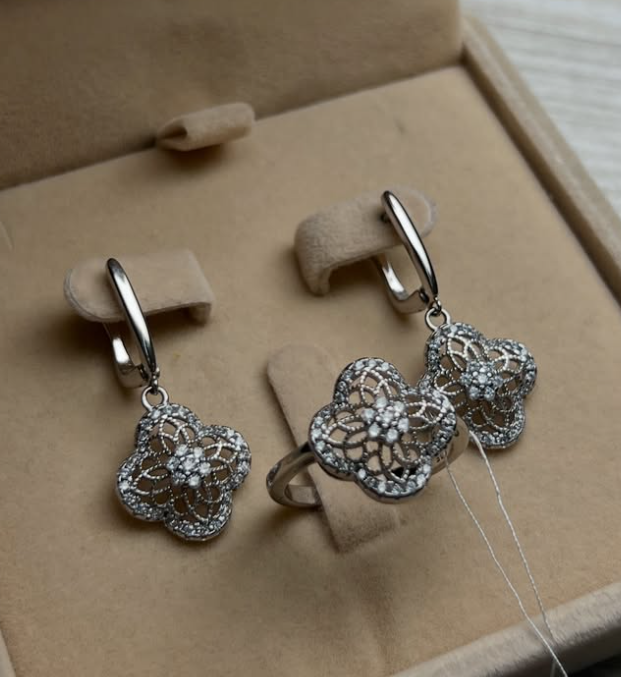 Изящный комплект из серебра