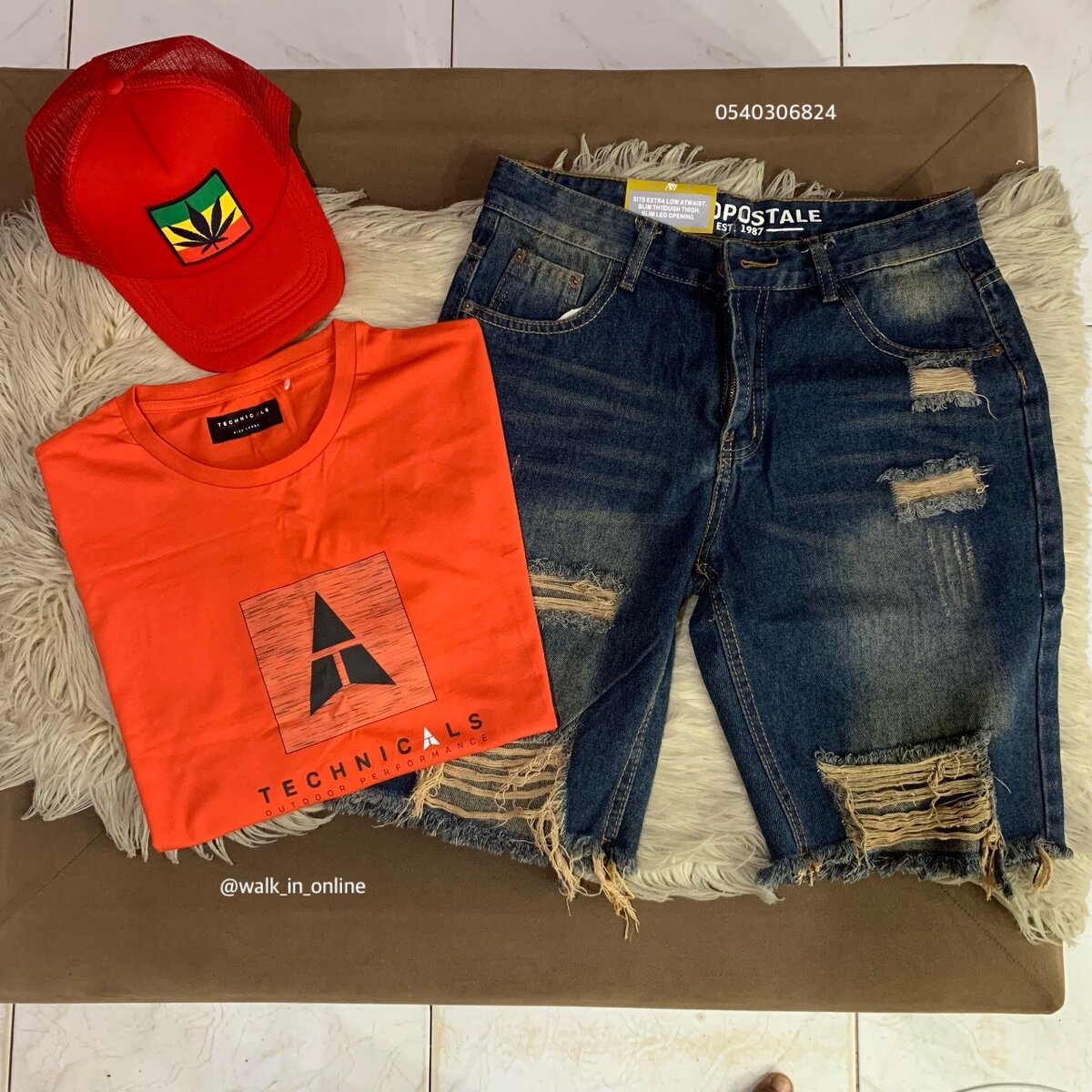 T-shirt, short jeans and a cap