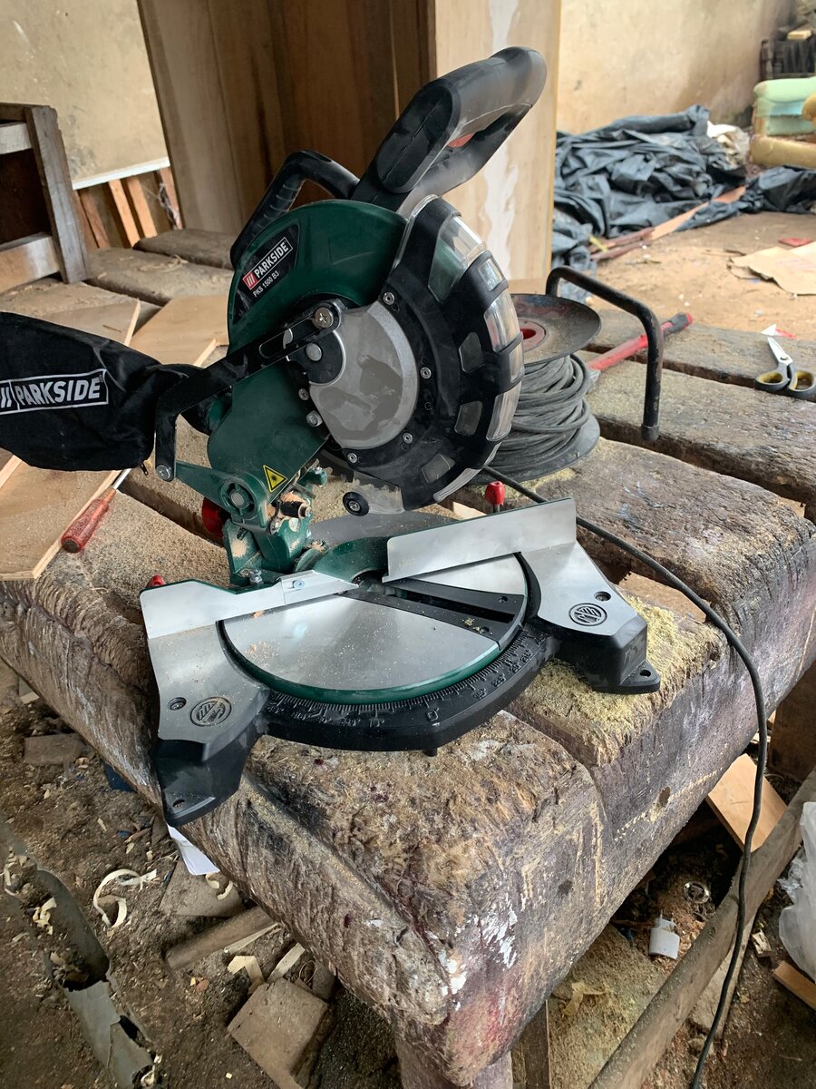 Scie à onglets 1400W professionnelle