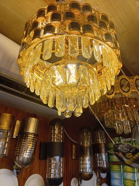 Lustre en cristal doré élégant