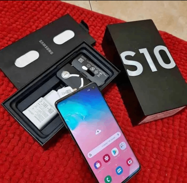 Samsung Galaxy S10 Smartphone