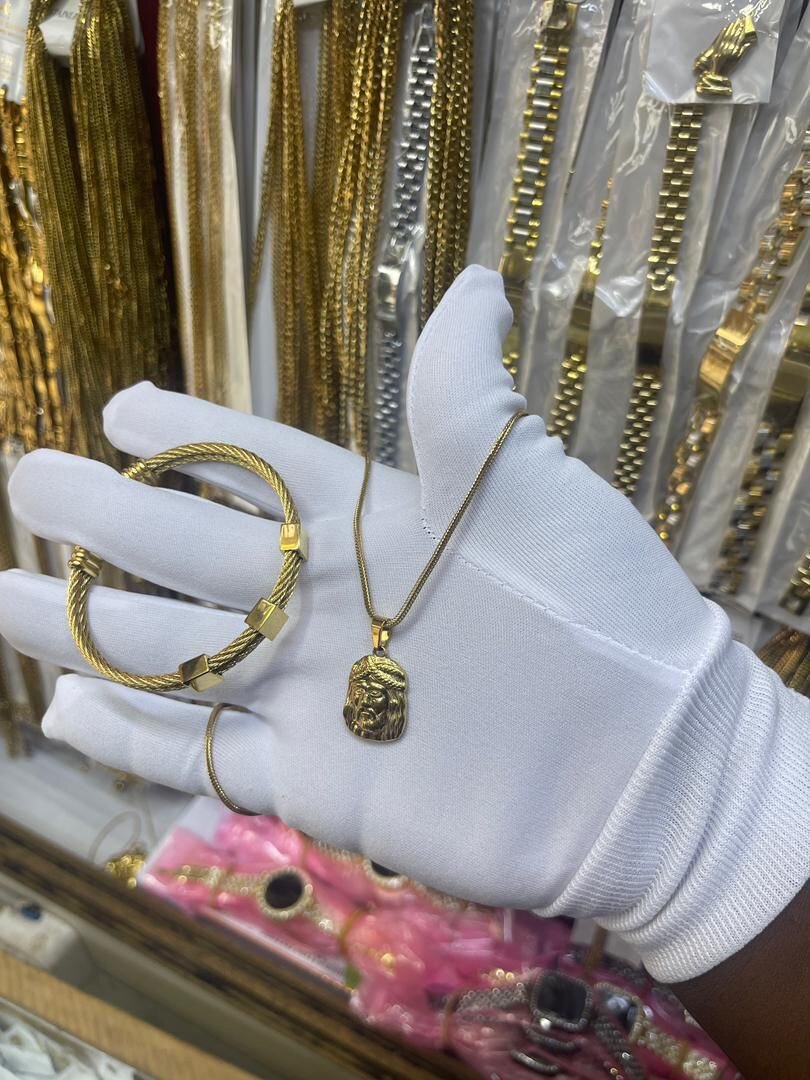 Collier doré avec pendentif