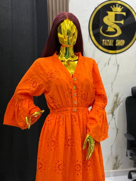 Robe longue orange brodée élégante