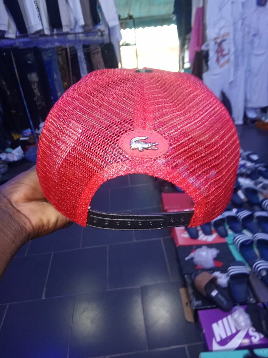 Casquette rouge avec logos brodés