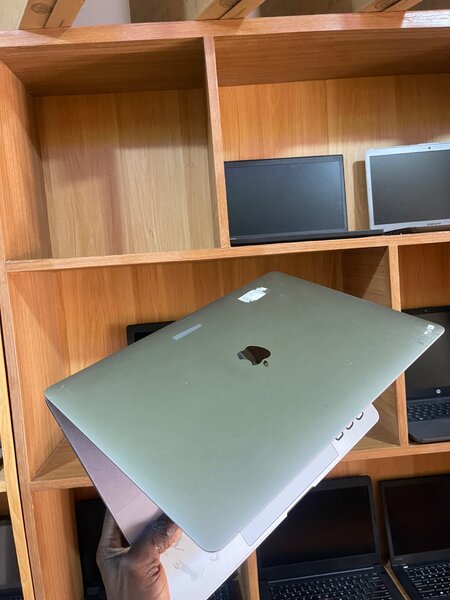 MACBOOK PRO