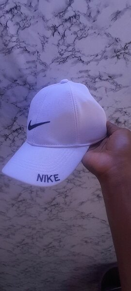 Casquette blanche sportive Nike