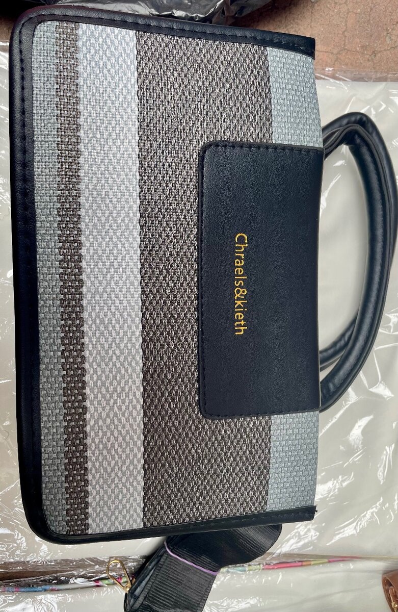 Sac à main rayé élégant