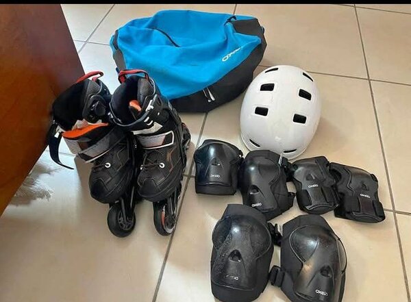 Ensemble de patins à roulettes avec protections