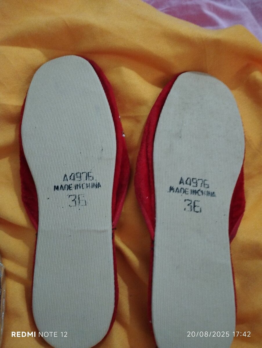 Chaussons brodés en velours floral