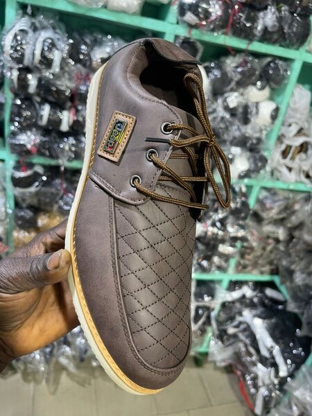 Chaussures en cuir marron élégantes