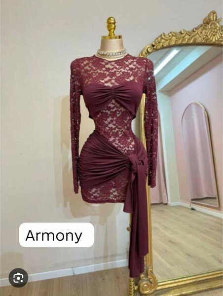 Robe en dentelle bordeaux élégante