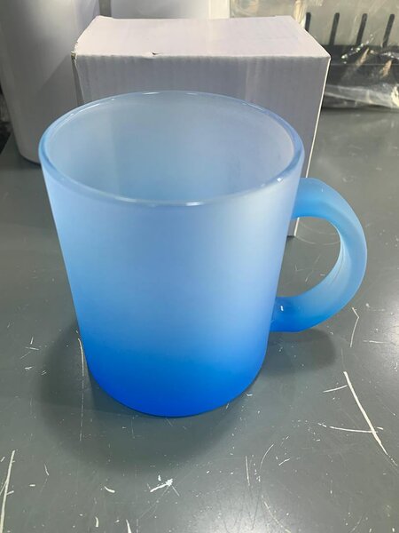 Tasses colorées en verre givré