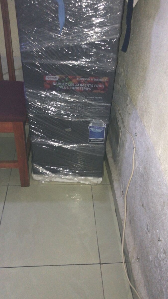 Réfrigérateur moderne noir