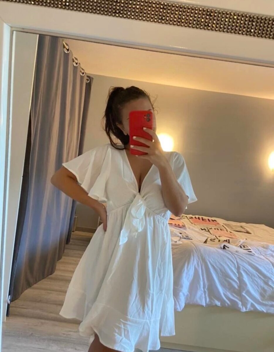 Robe manches papillons décolletée