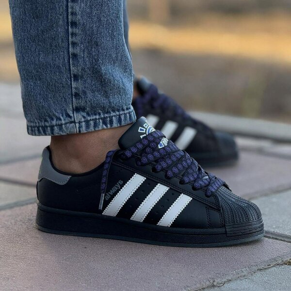 Baskets noires à rayures blanches