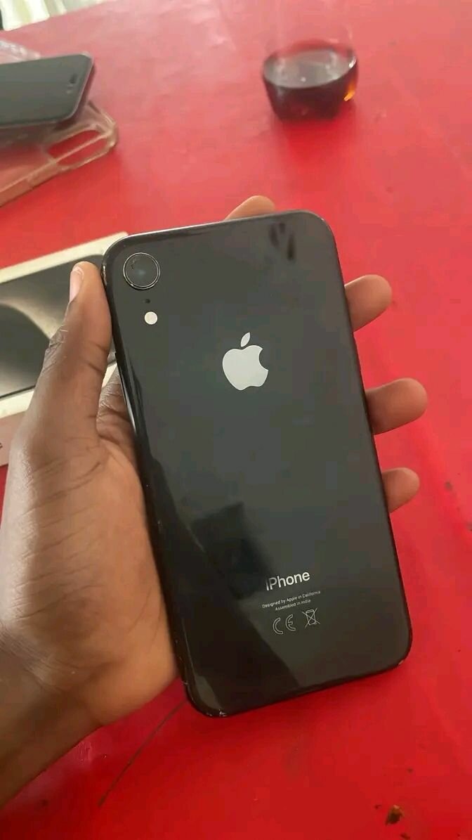 iPhone XR noir 64 Go