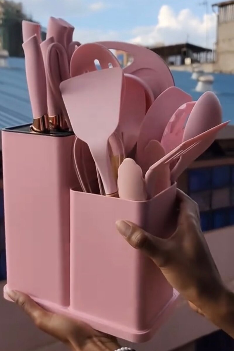 Ensemble d'ustensiles de cuisine rose
