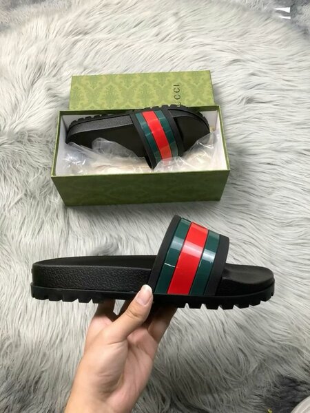 Claquettes en cuir de luxe