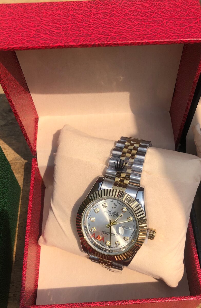 Montre élégante bicolore